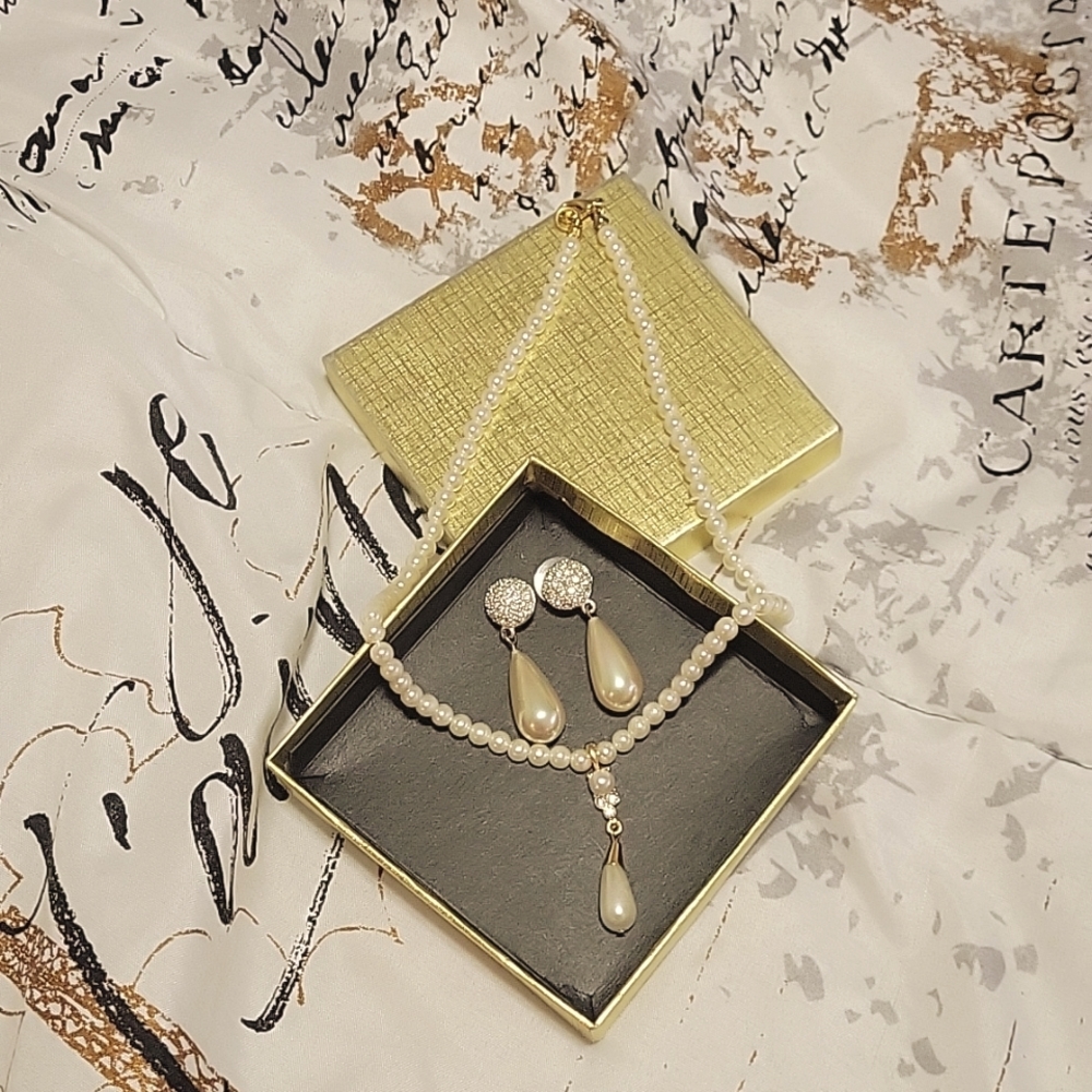 Jewelry necklace and earring  set